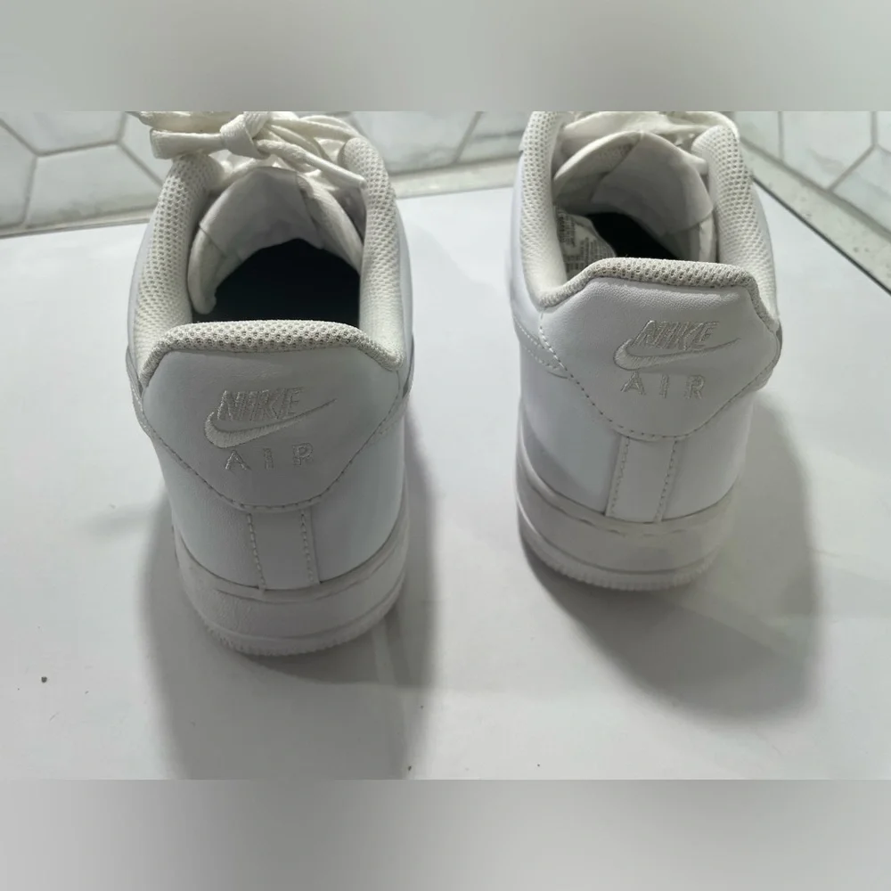 Nike Air Force 1 Low Sneakers Size 10 White Woman's DD8959-100 Great Shape